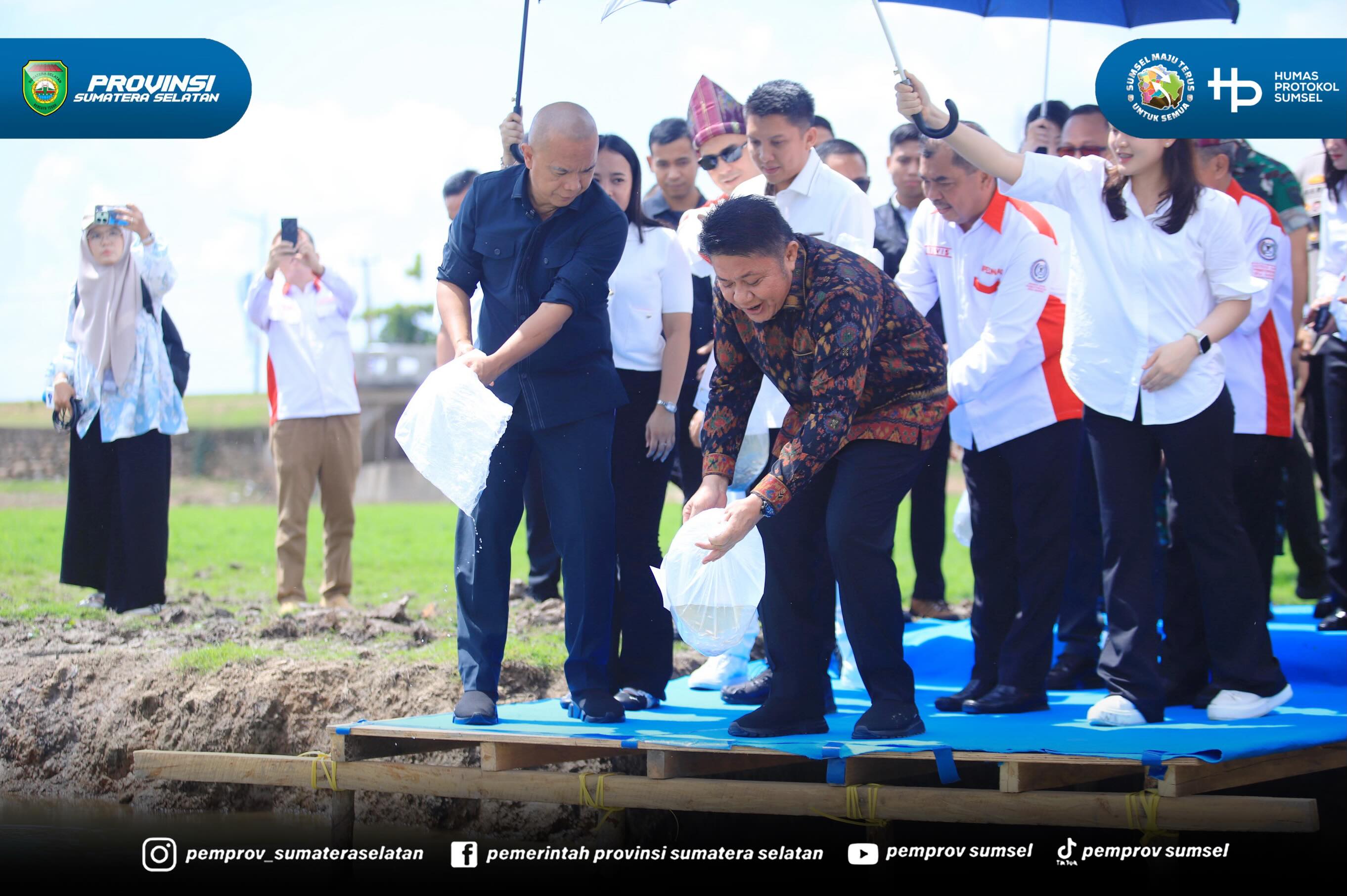 Usai menghadiri pengukuhan DPC ABPEDNAS kab/kota se Sumsel, rombongan Jaksa Agung Muda Intelijen (Jamintel) Kejagung RI, Prof. Dr. Reda Manthovani, SH. L.LM dan Gubernur Sumsel Dr. H. Herman Deru juga menyempatkan diri melakukan kegiatan melebung...