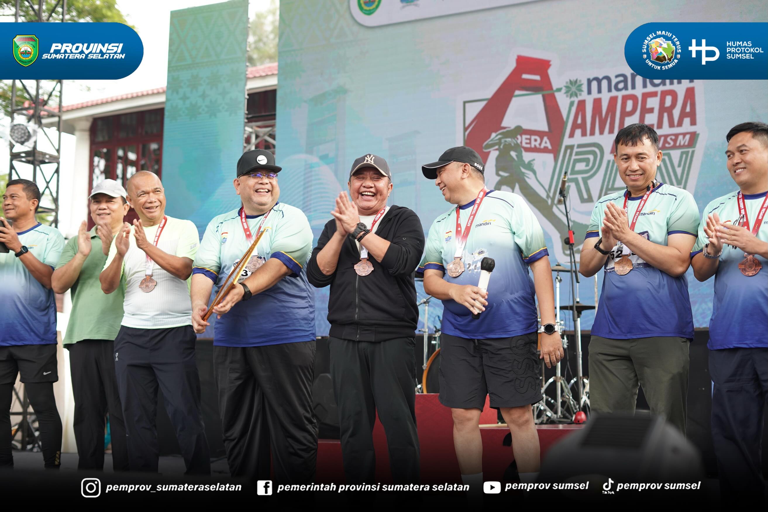 PALEMBANG – Gubernur Sumatera Selatan (Sumsel), Dr. H. Herman Deru, mengapresiasi penyelenggaraan Mandiri Ampera Tourism Run 2026 yang digelar di halaman Museum Sultan Mahmud Badaruddin II, Minggu (28/6/2026).