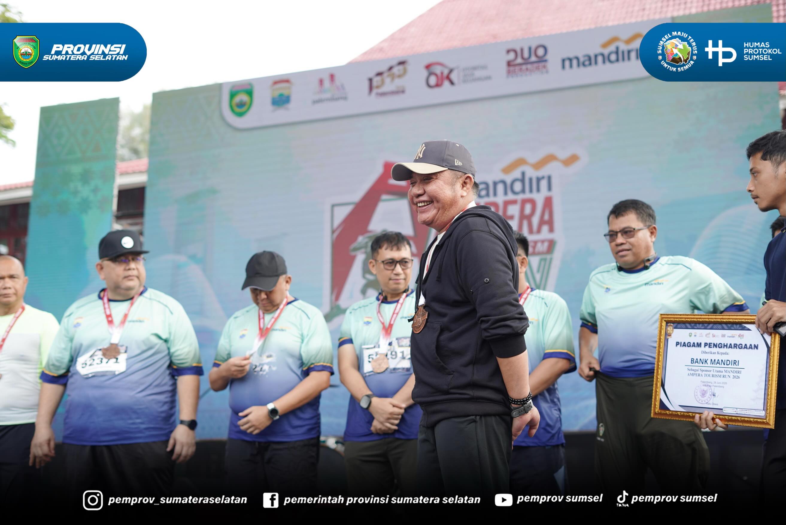 PALEMBANG – Gubernur Sumatera Selatan (Sumsel), Dr. H. Herman Deru, mengapresiasi penyelenggaraan Mandiri Ampera Tourism Run 2026 yang digelar di halaman Museum Sultan Mahmud Badaruddin II, Minggu (28/6/2026).