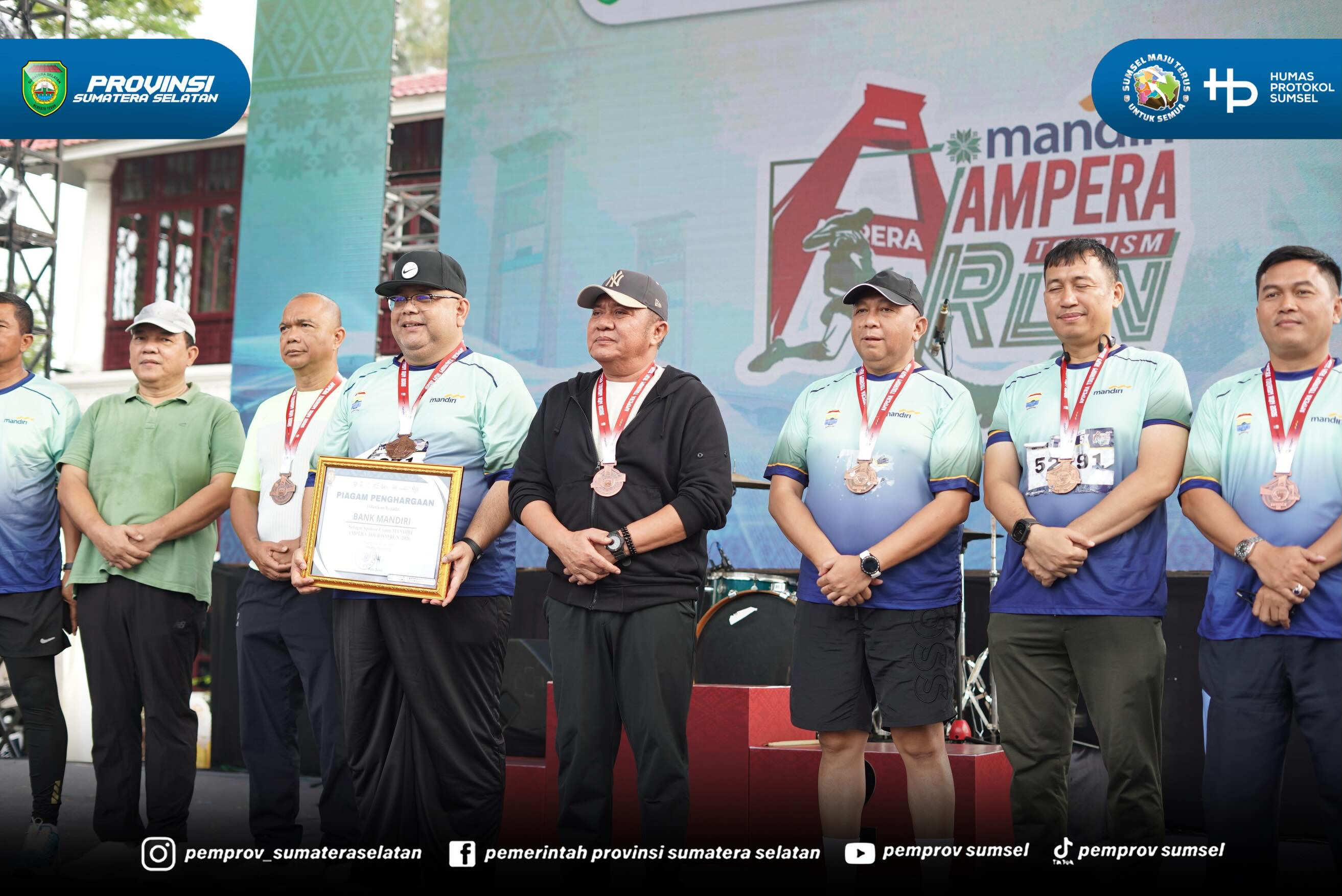 PALEMBANG – Gubernur Sumatera Selatan (Sumsel), Dr. H. Herman Deru, mengapresiasi penyelenggaraan Mandiri Ampera Tourism Run 2026 yang digelar di halaman Museum Sultan Mahmud Badaruddin II, Minggu (28/6/2026).