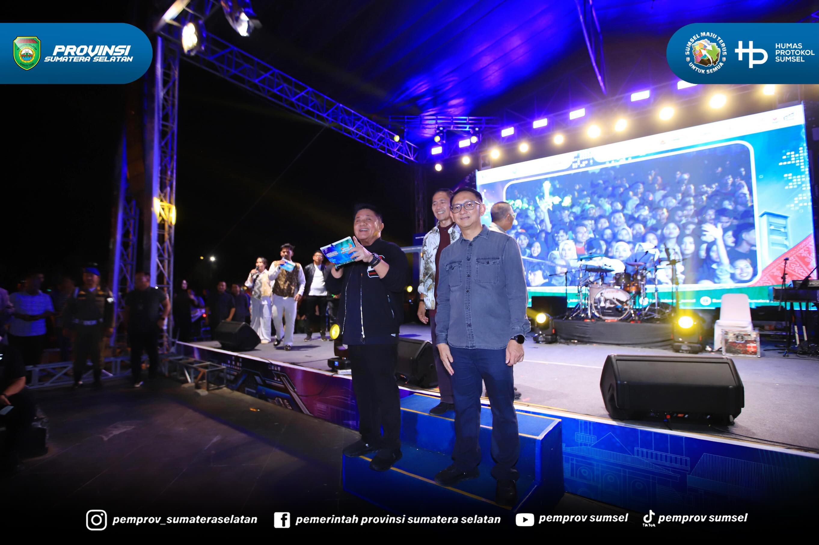 PALEMBANG – Gubernur Sumatera Selatan (Sumsel) Dr. H. Herman Deru menghadiri sekaligus menutup rangkaian kegiatan Closing Ceremony Gemilang Raya X Digital Kito Galo (DKG) 7th yang diselenggarakan Bank Indonesia Provinsi Sumsel di Plaza Benteng Kut...