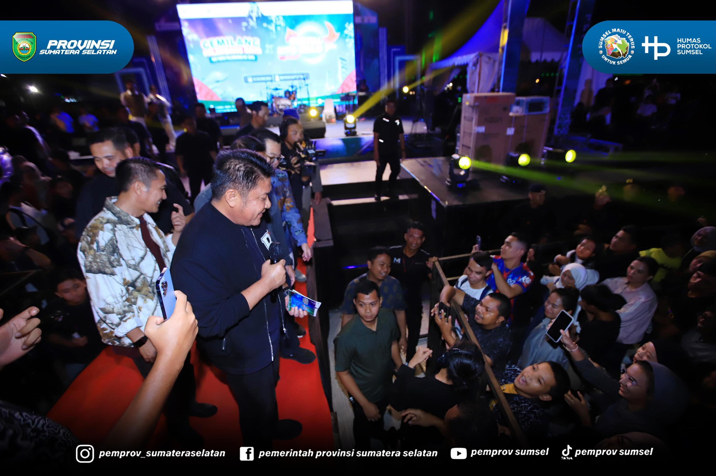 PALEMBANG – Gubernur Sumatera Selatan (Sumsel) Dr. H. Herman Deru menghadiri sekaligus menutup rangkaian kegiatan Closing Ceremony Gemilang Raya X Digital Kito Galo (DKG) 7th yang diselenggarakan Bank Indonesia Provinsi Sumsel di Plaza Benteng Kut...