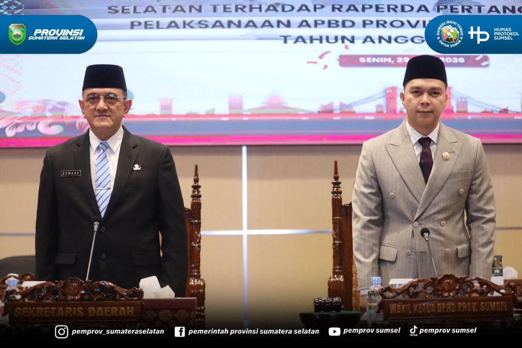 Palembang - Gubernur Sumsel H. Herman Deru diwakili Sekretaris Daerah (Sekda) Provinsi Sumsel Edward Candra menyampaikan dengan agenda Tanggapan dan jawaban Gubernur Sumsel terhapap Pandangan Umum Fraksi-Fraksi DPRD Provinsi Sumsel terhadap Raperd...