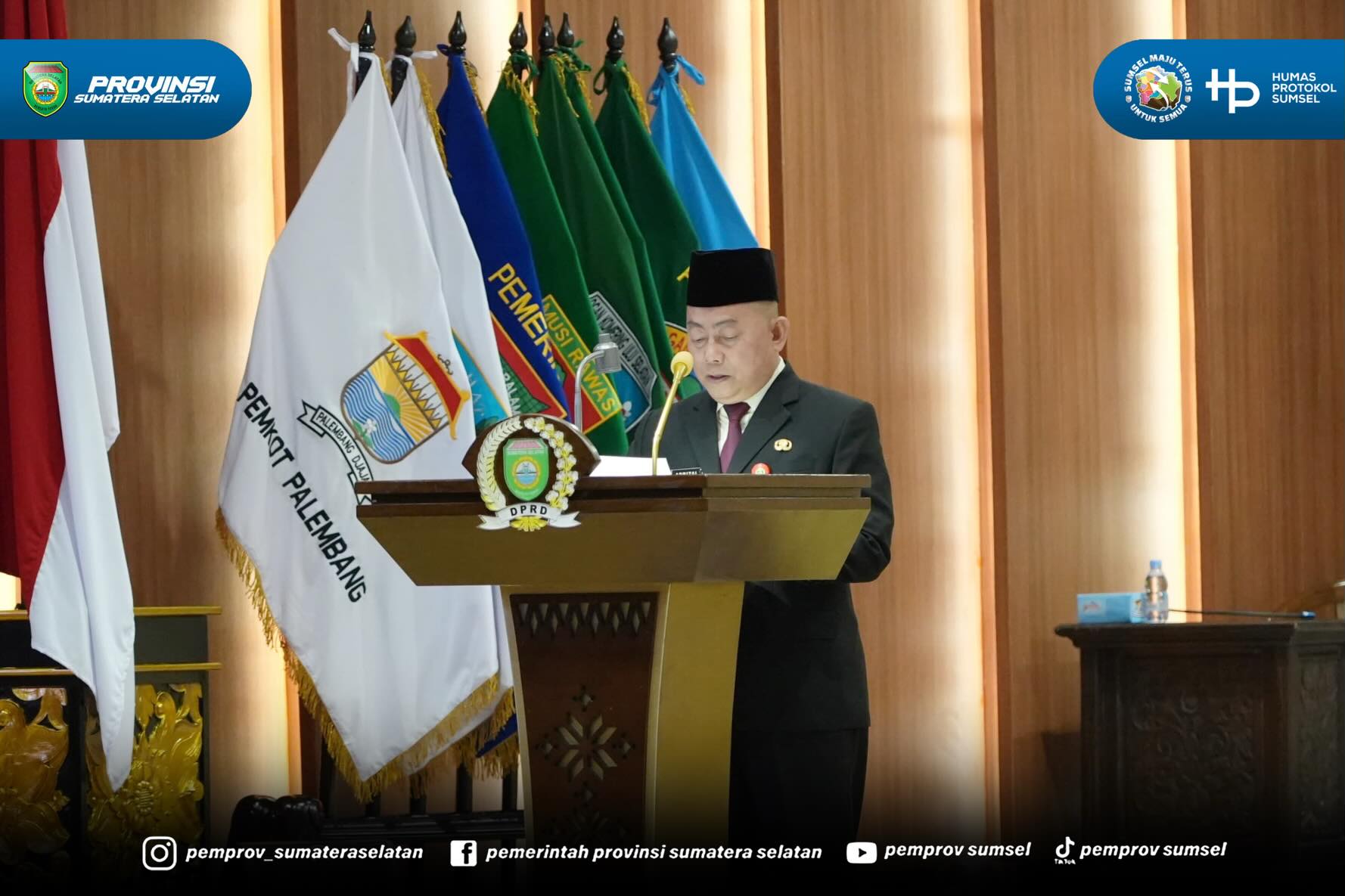 Palembang - Gubernur Sumsel H. Herman Deru diwakili Sekretaris Daerah (Sekda) Provinsi Sumsel Edward Candra menyampaikan dengan agenda Tanggapan dan jawaban Gubernur Sumsel terhapap Pandangan Umum Fraksi-Fraksi DPRD Provinsi Sumsel terhadap Raperd...