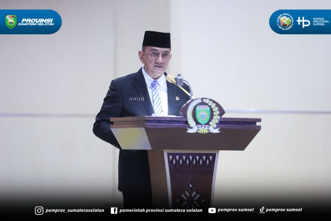 Palembang - Gubernur Sumsel H. Herman Deru diwakili Sekretaris Daerah (Sekda) Provinsi Sumsel Edward Candra menyampaikan dengan agenda Tanggapan dan jawaban Gubernur Sumsel terhapap Pandangan Umum Fraksi-Fraksi DPRD Provinsi Sumsel terhadap Raperd...