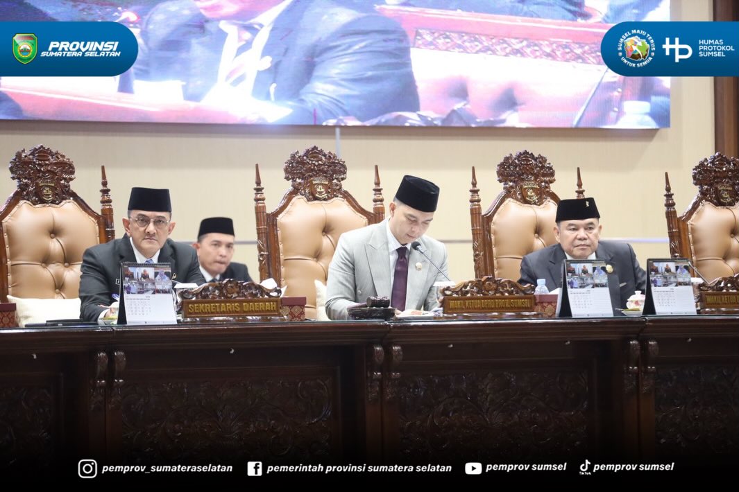 Palembang - Gubernur Sumsel H. Herman Deru diwakili Sekretaris Daerah (Sekda) Provinsi Sumsel Edward Candra menyampaikan dengan agenda Tanggapan dan jawaban Gubernur Sumsel terhapap Pandangan Umum Fraksi-Fraksi DPRD Provinsi Sumsel terhadap Raperd...