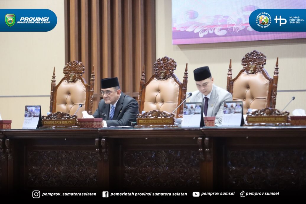 Palembang - Gubernur Sumsel H. Herman Deru diwakili Sekretaris Daerah (Sekda) Provinsi Sumsel Edward Candra menyampaikan dengan agenda Tanggapan dan jawaban Gubernur Sumsel terhapap Pandangan Umum Fraksi-Fraksi DPRD Provinsi Sumsel terhadap Raperd...