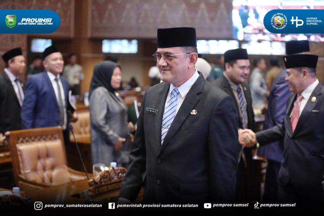 Palembang - Gubernur Sumsel H. Herman Deru diwakili Sekretaris Daerah (Sekda) Provinsi Sumsel Edward Candra menyampaikan dengan agenda Tanggapan dan jawaban Gubernur Sumsel terhapap Pandangan Umum Fraksi-Fraksi DPRD Provinsi Sumsel terhadap Raperd...