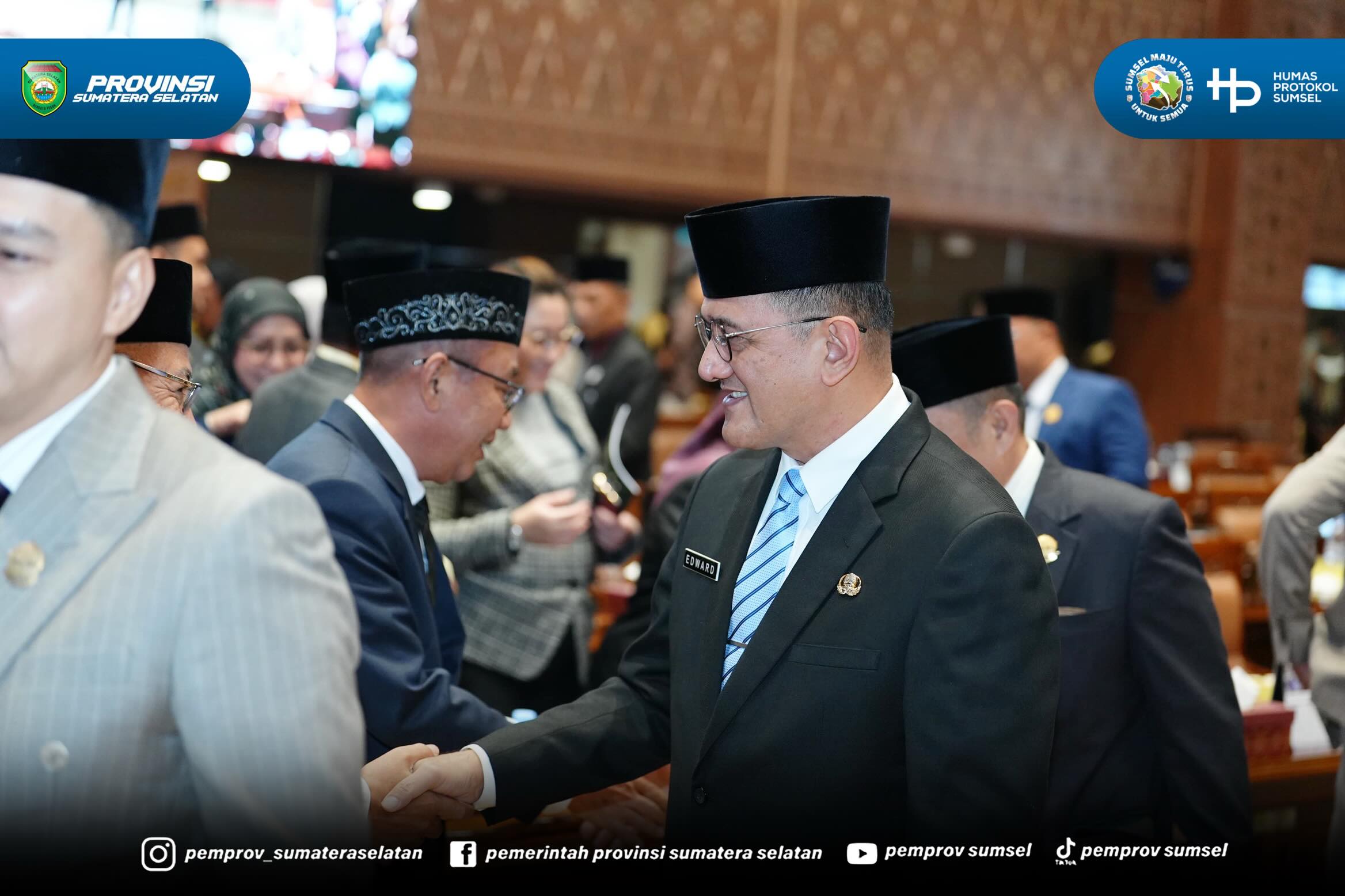 Palembang - Gubernur Sumsel H. Herman Deru diwakili Sekretaris Daerah (Sekda) Provinsi Sumsel Edward Candra menyampaikan dengan agenda Tanggapan dan jawaban Gubernur Sumsel terhapap Pandangan Umum Fraksi-Fraksi DPRD Provinsi Sumsel terhadap Raperd...
