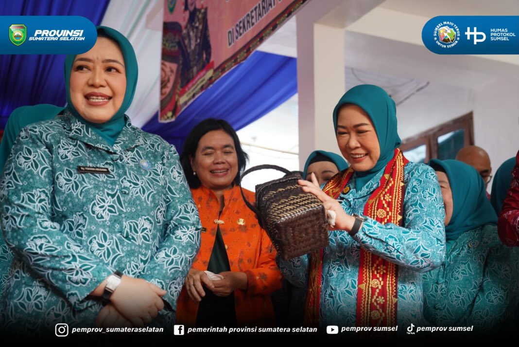 Ketua TP PKK Sumsel Feby Deru meninjau kantor Sekretariat Dekranasda OKU Selatan, Selasa (30/06/26).