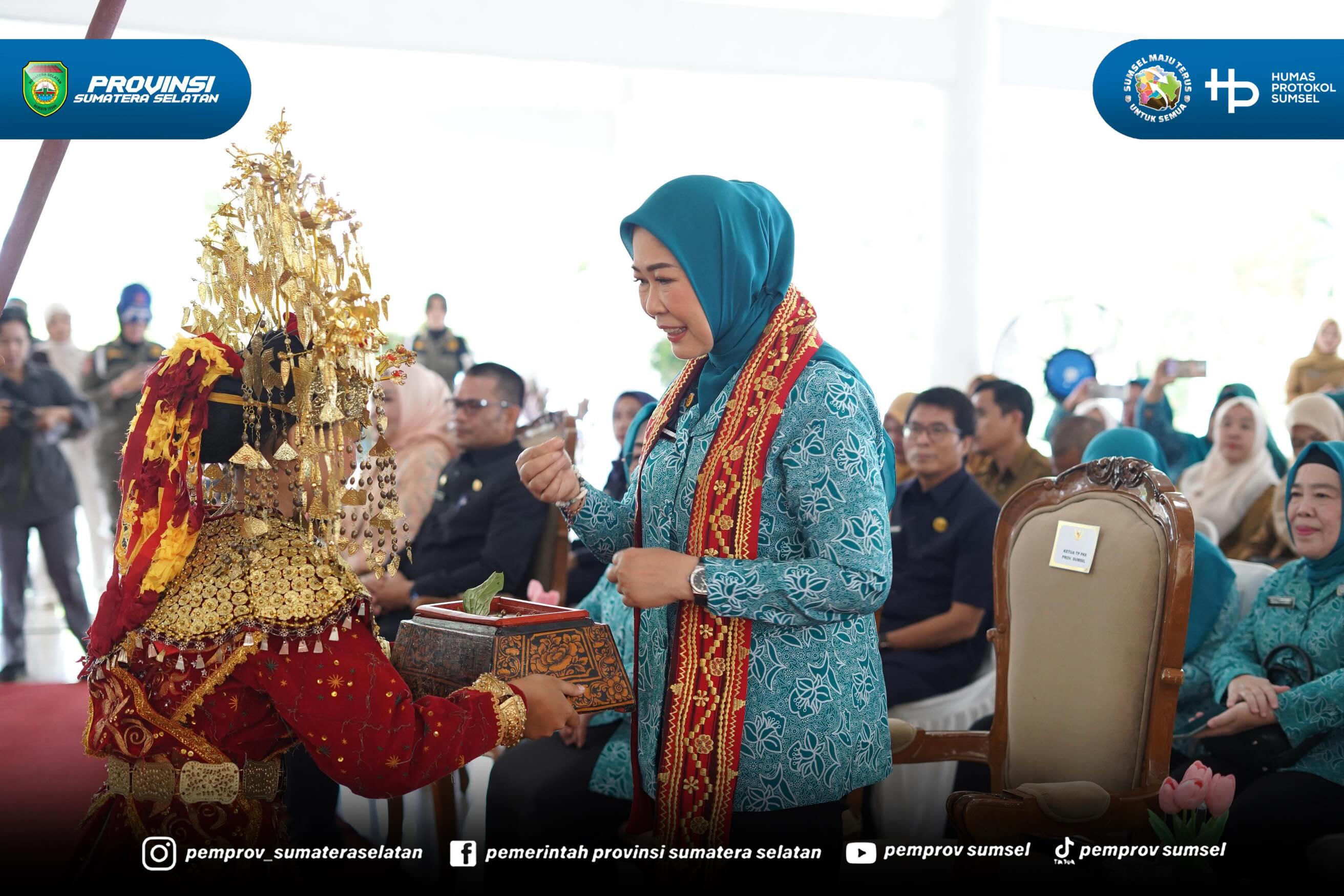 Muara Dua, OKU Selatan - Kunjungan kerja Ketua TP PKK Sumsel Feby Deru ke Kabupaten OKU Selatan, Selasa (30/06/26), menjadi suntikan semangat bagi kader PKK di tingkat kelurahan hingga kecamatan.