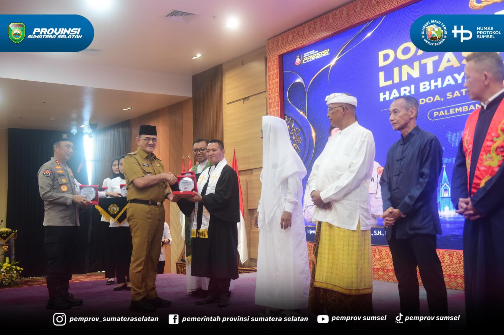 PALEMBANG – Sekretaris Daerah (Sekda) Provinsi Sumatera Selatan, Dr. Drs. H. Edward Candra, M.H., menghadiri Doa Bersama Lintas Agama dalam rangka memperingati Hari Bhayangkara ke-80 yang diselenggarakan Polda Sumsel di Gedung Presisi Mapolda Sums...