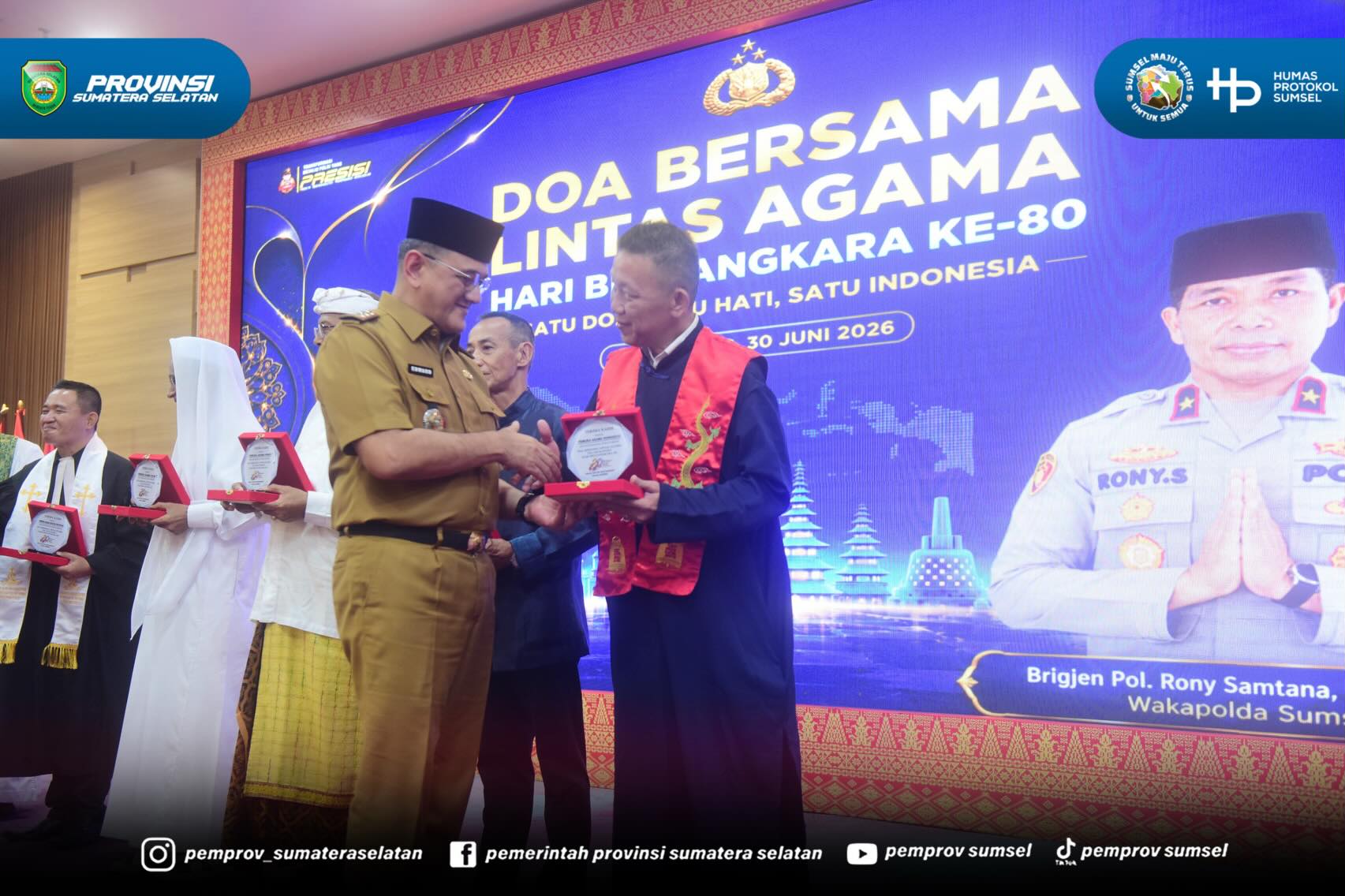 PALEMBANG – Sekretaris Daerah (Sekda) Provinsi Sumatera Selatan, Dr. Drs. H. Edward Candra, M.H., menghadiri Doa Bersama Lintas Agama dalam rangka memperingati Hari Bhayangkara ke-80 yang diselenggarakan Polda Sumsel di Gedung Presisi Mapolda Sums...