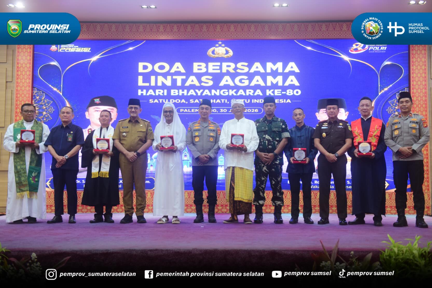 PALEMBANG – Sekretaris Daerah (Sekda) Provinsi Sumatera Selatan, Dr. Drs. H. Edward Candra, M.H., menghadiri Doa Bersama Lintas Agama dalam rangka memperingati Hari Bhayangkara ke-80 yang diselenggarakan Polda Sumsel di Gedung Presisi Mapolda Sums...