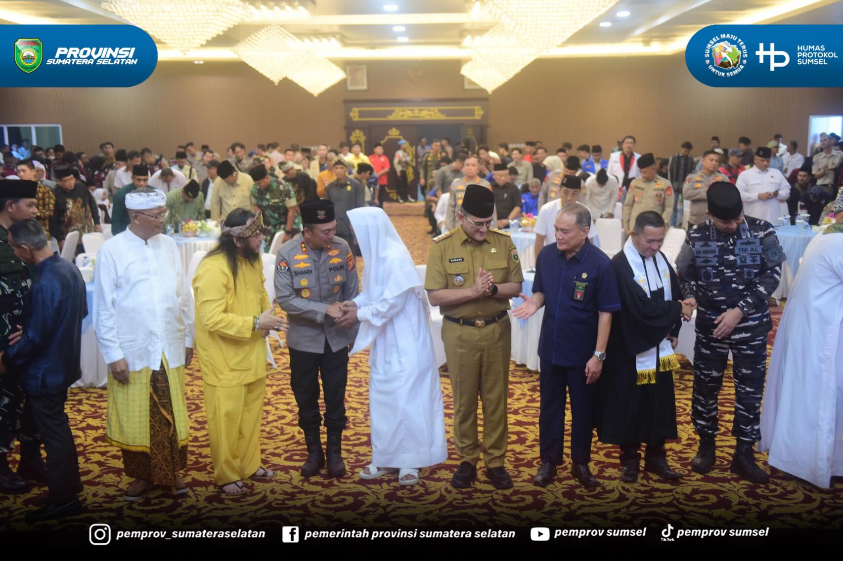PALEMBANG – Sekretaris Daerah (Sekda) Provinsi Sumatera Selatan, Dr. Drs. H. Edward Candra, M.H., menghadiri Doa Bersama Lintas Agama dalam rangka memperingati Hari Bhayangkara ke-80 yang diselenggarakan Polda Sumsel di Gedung Presisi Mapolda Sums...