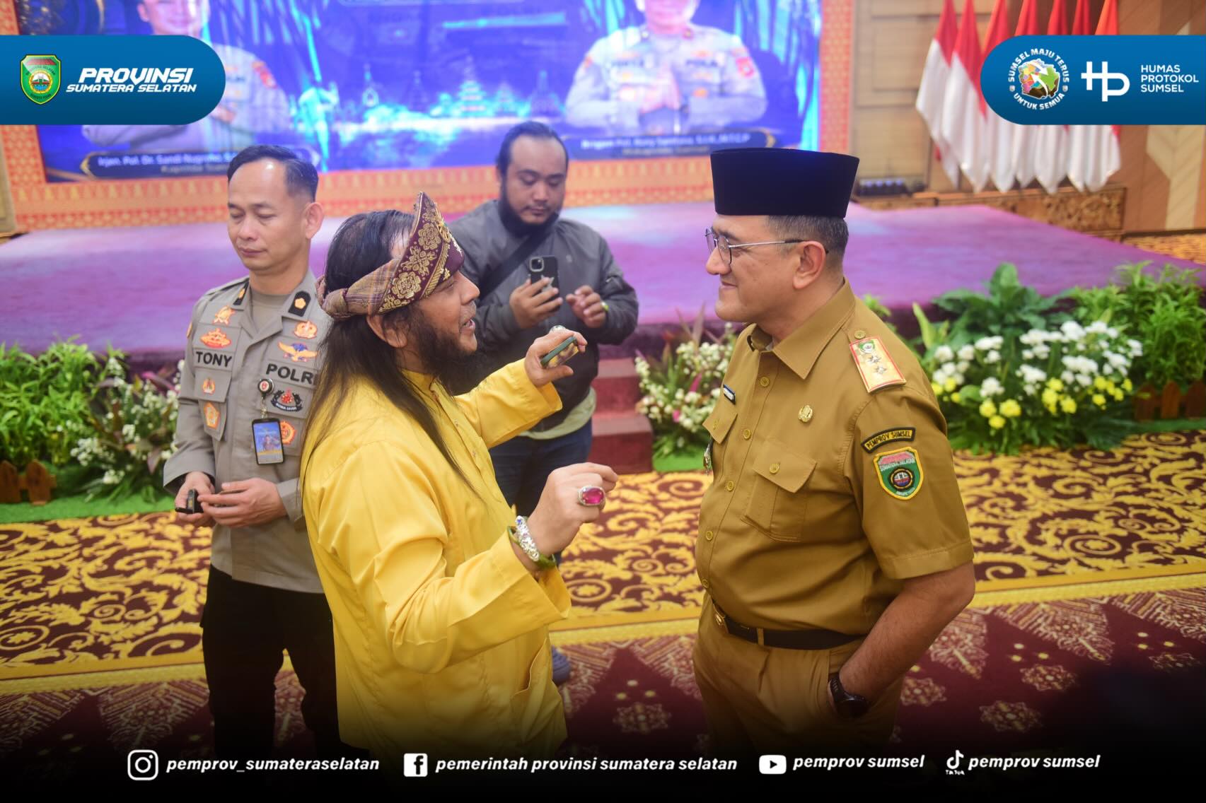 PALEMBANG – Sekretaris Daerah (Sekda) Provinsi Sumatera Selatan, Dr. Drs. H. Edward Candra, M.H., menghadiri Doa Bersama Lintas Agama dalam rangka memperingati Hari Bhayangkara ke-80 yang diselenggarakan Polda Sumsel di Gedung Presisi Mapolda Sums...