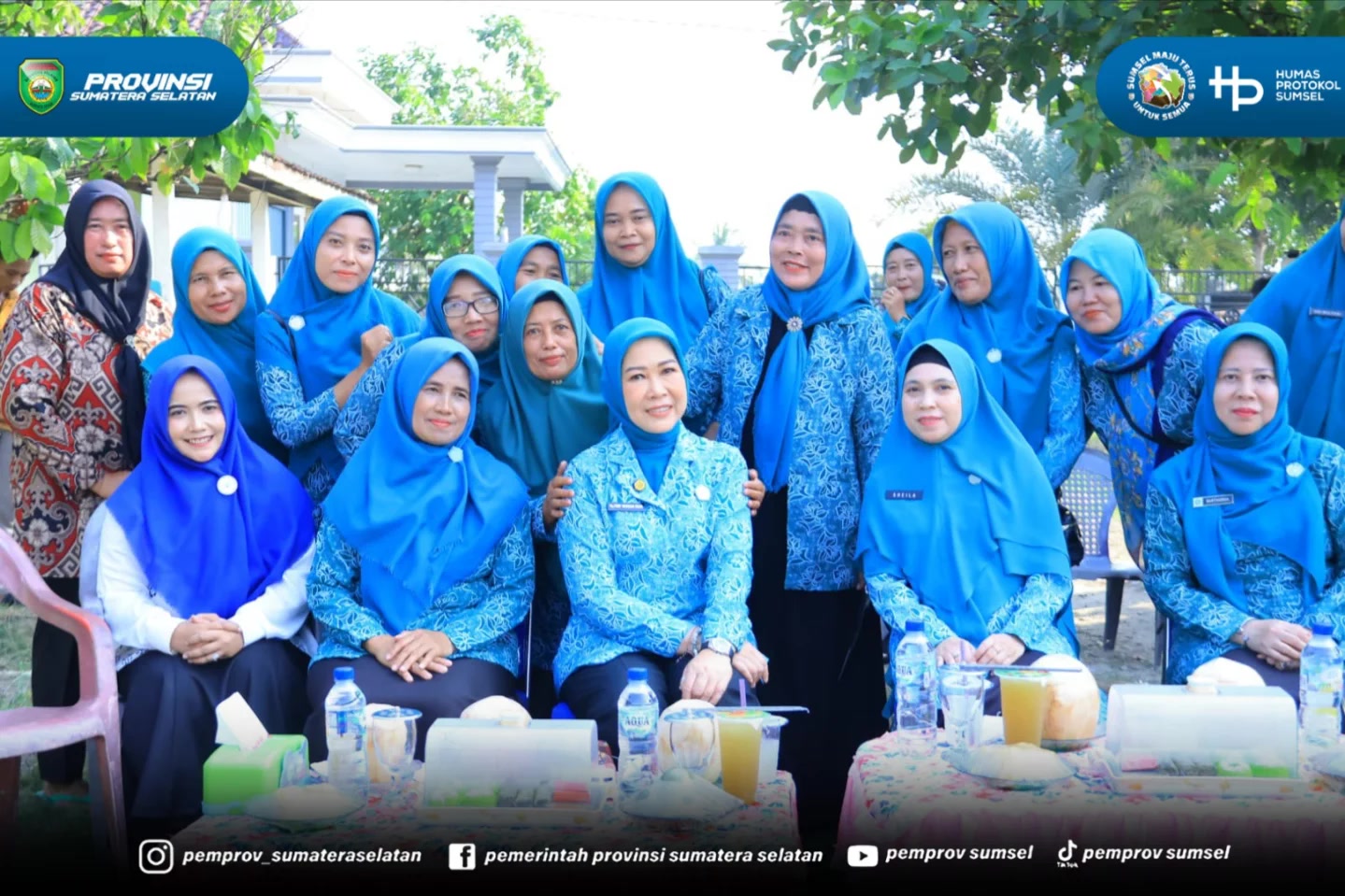Buay Madang Timur, OKU Timur. Sinar matahari menyorot bedengan kembang kol putih bersih di Desa Tanjung Mas, Kecamatan Buay Madang Timur, OKU Timur. Di sela tanaman itu, Ketua TP PKK Sumsel Feby Deru berjongkok. Memetik. Memanen.