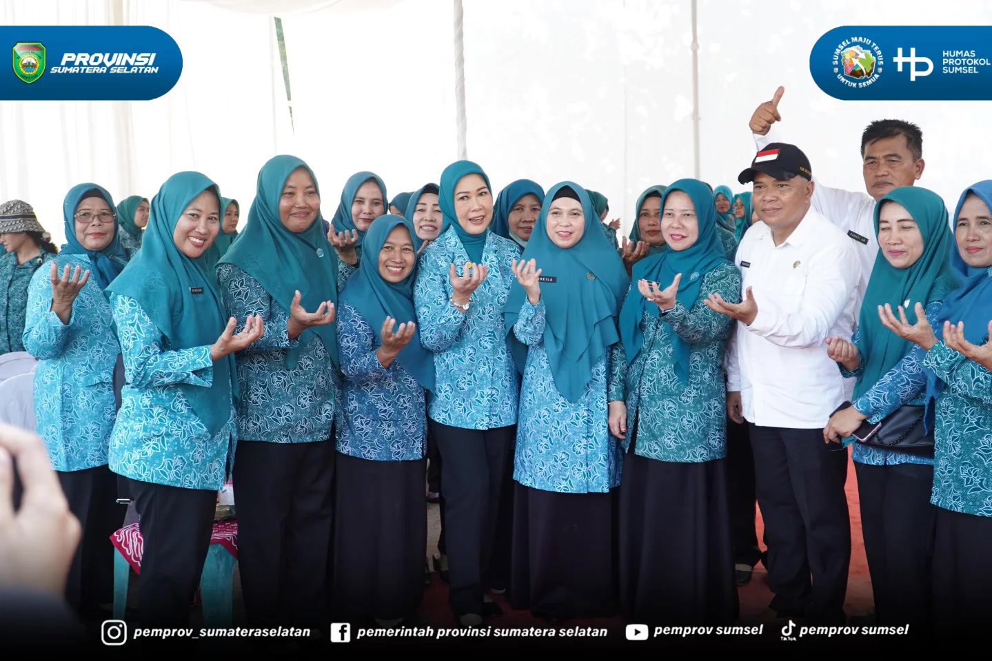 Buay Madang Timur, OKU Timur. Sinar matahari menyorot bedengan kembang kol putih bersih di Desa Tanjung Mas, Kecamatan Buay Madang Timur, OKU Timur. Di sela tanaman itu, Ketua TP PKK Sumsel Feby Deru berjongkok. Memetik. Memanen.