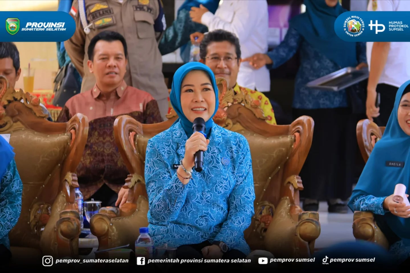 Buay Madang Timur, OKU Timur. Sinar matahari menyorot bedengan kembang kol putih bersih di Desa Tanjung Mas, Kecamatan Buay Madang Timur, OKU Timur. Di sela tanaman itu, Ketua TP PKK Sumsel Feby Deru berjongkok. Memetik. Memanen.