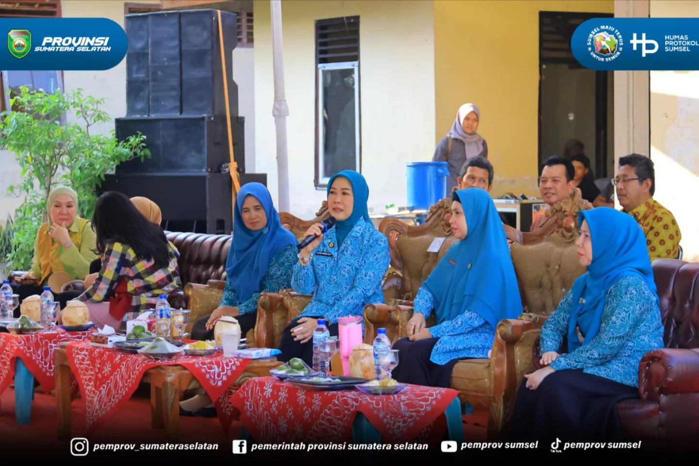 Buay Madang Timur, OKU Timur. Sinar matahari menyorot bedengan kembang kol putih bersih di Desa Tanjung Mas, Kecamatan Buay Madang Timur, OKU Timur. Di sela tanaman itu, Ketua TP PKK Sumsel Feby Deru berjongkok. Memetik. Memanen.