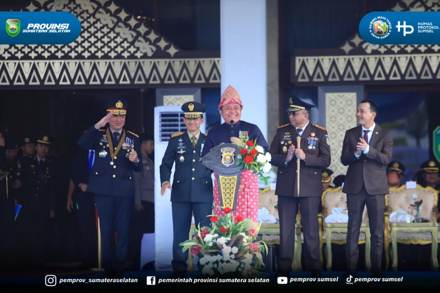 Palembang - Gubernur Sumatera Selatan (Sumsel) Dr. H. Herman Deru membacakan langsung sambutan Presiden RI Prabowo Subianto saat bertindak sebagai Inspektur Upacara (Irup), pada upacara hari Bhayangkara ke-80 Tahun 2026 dan Syukuran di halaman Gri...