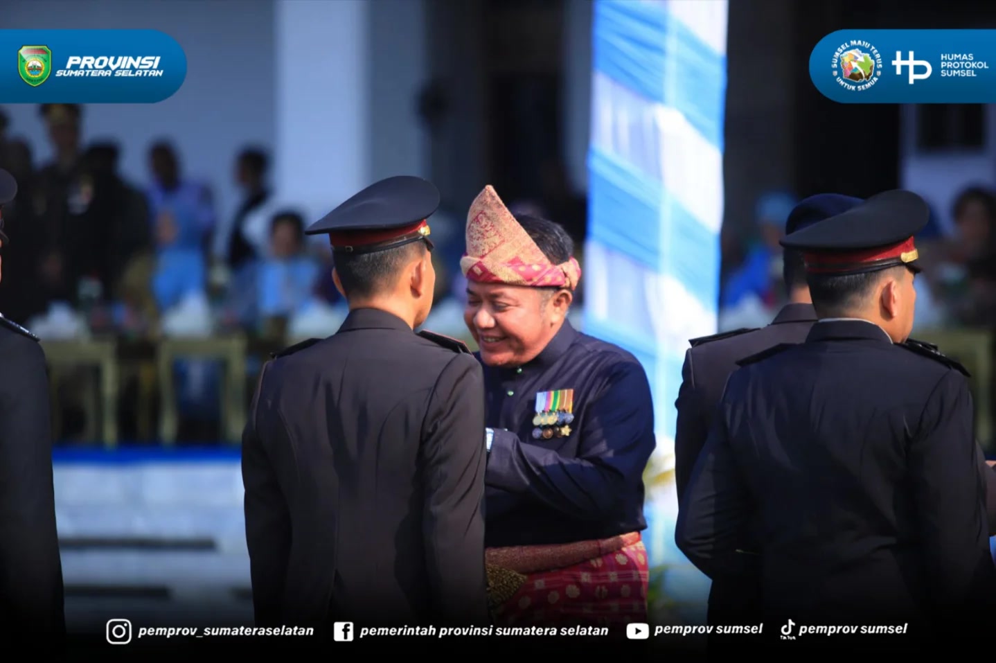 Palembang - Gubernur Sumatera Selatan (Sumsel) Dr. H. Herman Deru membacakan langsung sambutan Presiden RI Prabowo Subianto saat bertindak sebagai Inspektur Upacara (Irup), pada upacara hari Bhayangkara ke-80 Tahun 2026 dan Syukuran di halaman Gri...