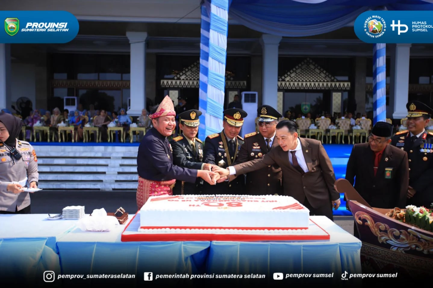Palembang - Gubernur Sumatera Selatan (Sumsel) Dr. H. Herman Deru membacakan langsung sambutan Presiden RI Prabowo Subianto saat bertindak sebagai Inspektur Upacara (Irup), pada upacara hari Bhayangkara ke-80 Tahun 2026 dan Syukuran di halaman Gri...