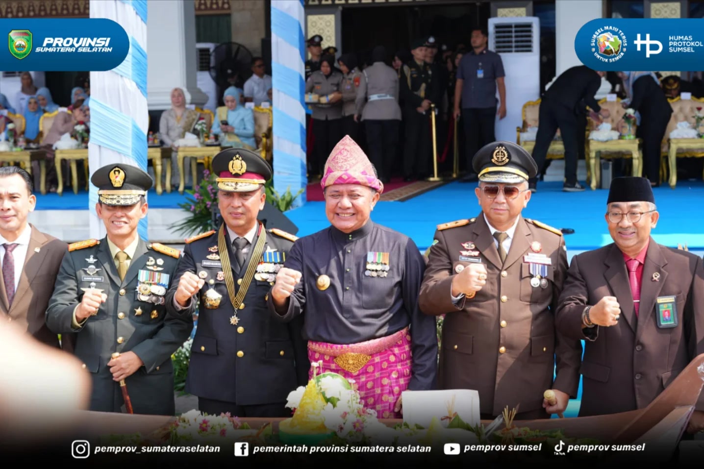 Palembang - Gubernur Sumatera Selatan (Sumsel) Dr. H. Herman Deru membacakan langsung sambutan Presiden RI Prabowo Subianto saat bertindak sebagai Inspektur Upacara (Irup), pada upacara hari Bhayangkara ke-80 Tahun 2026 dan Syukuran di halaman Gri...