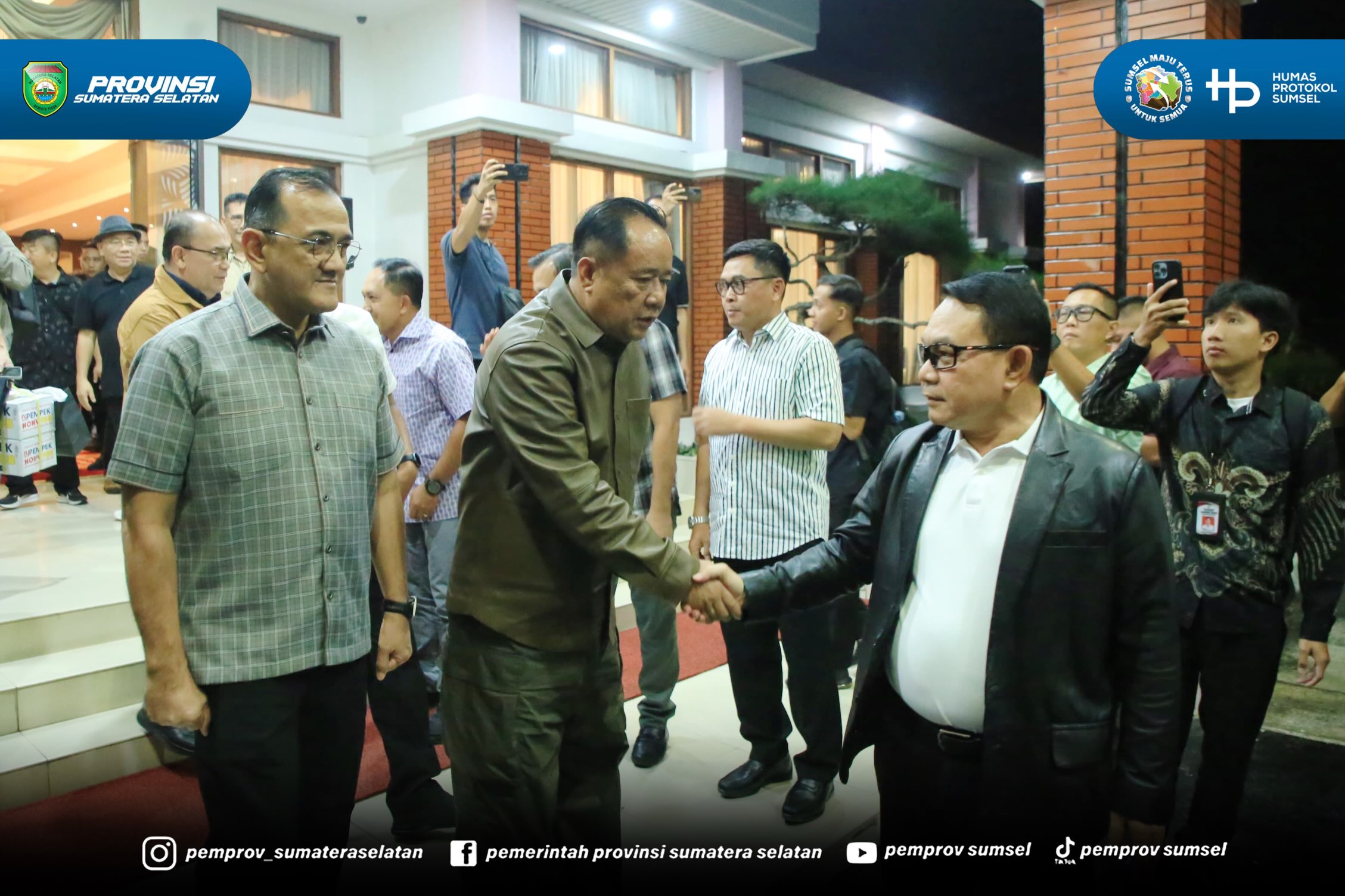 Palembang - Wakil Gubernur Sumsel H. Cik Ujang dan Sekretaris Daerah Sumsel H. Edward Candra melepas Kepala Staf Kepresidenan RI Bapak Jenderal TNI (Purn) Prof. Dr. Dudung Abdurachman, S.E., M.M., M.H., di VVIP Room Bandara Sultan Mahmud Badaruddi...
