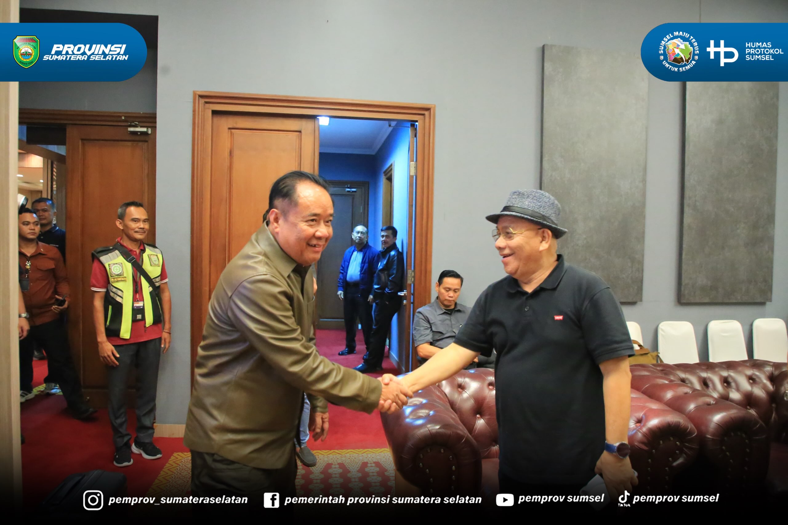 Palembang - Wakil Gubernur Sumsel H. Cik Ujang dan Sekretaris Daerah Sumsel H. Edward Candra melepas Kepala Staf Kepresidenan RI Bapak Jenderal TNI (Purn) Prof. Dr. Dudung Abdurachman, S.E., M.M., M.H., di VVIP Room Bandara Sultan Mahmud Badaruddi...