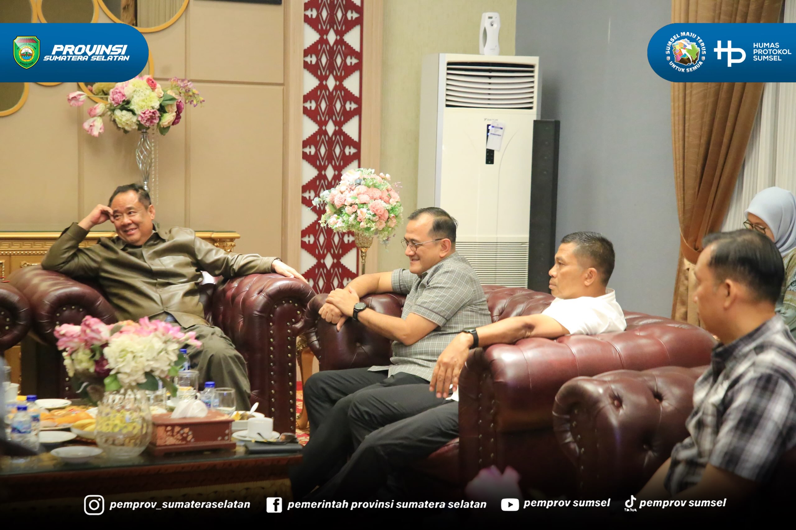 Palembang - Wakil Gubernur Sumsel H. Cik Ujang dan Sekretaris Daerah Sumsel H. Edward Candra melepas Kepala Staf Kepresidenan RI Bapak Jenderal TNI (Purn) Prof. Dr. Dudung Abdurachman, S.E., M.M., M.H., di VVIP Room Bandara Sultan Mahmud Badaruddi...