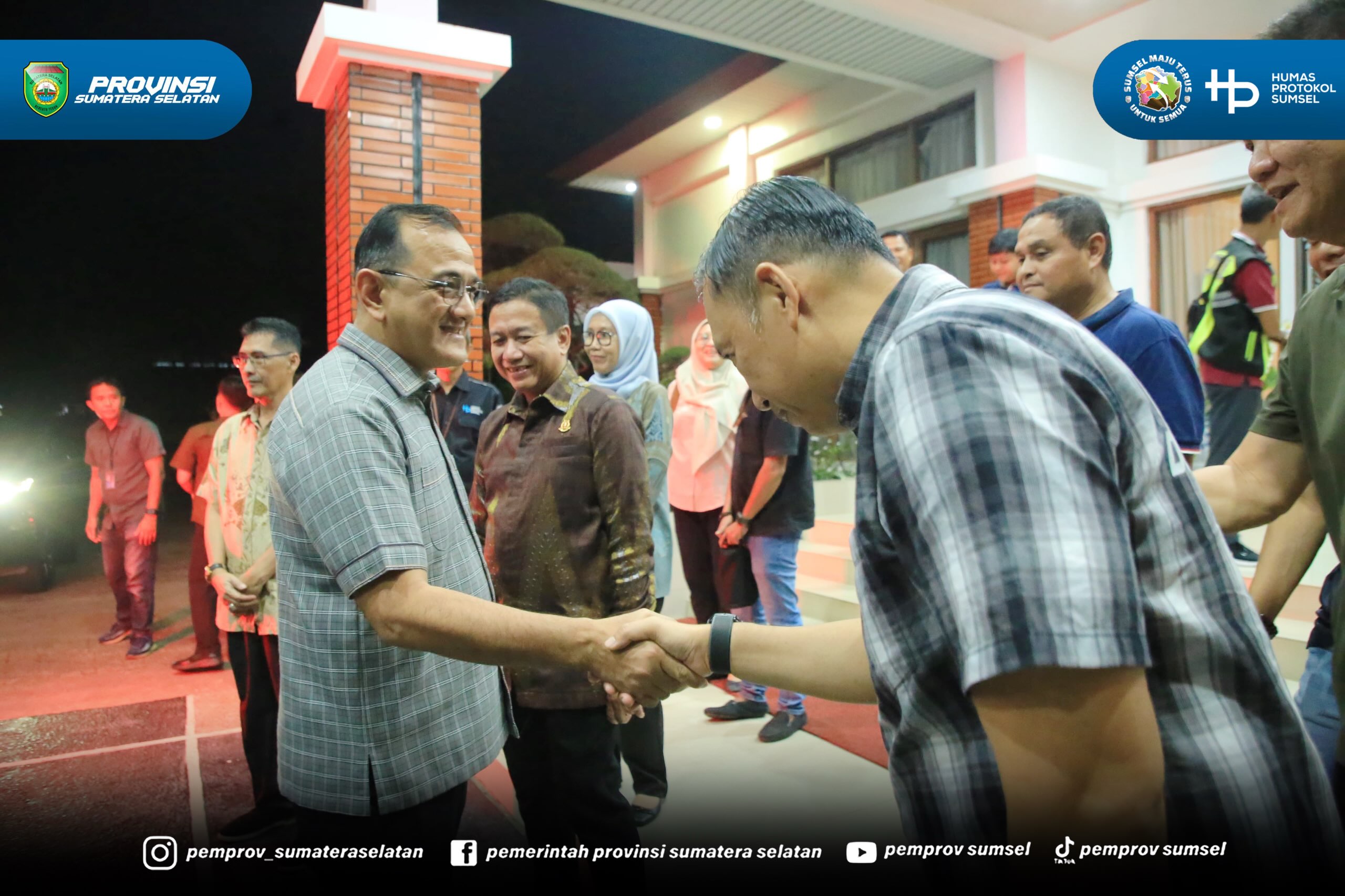 Palembang - Wakil Gubernur Sumsel H. Cik Ujang dan Sekretaris Daerah Sumsel H. Edward Candra melepas Kepala Staf Kepresidenan RI Bapak Jenderal TNI (Purn) Prof. Dr. Dudung Abdurachman, S.E., M.M., M.H., di VVIP Room Bandara Sultan Mahmud Badaruddi...