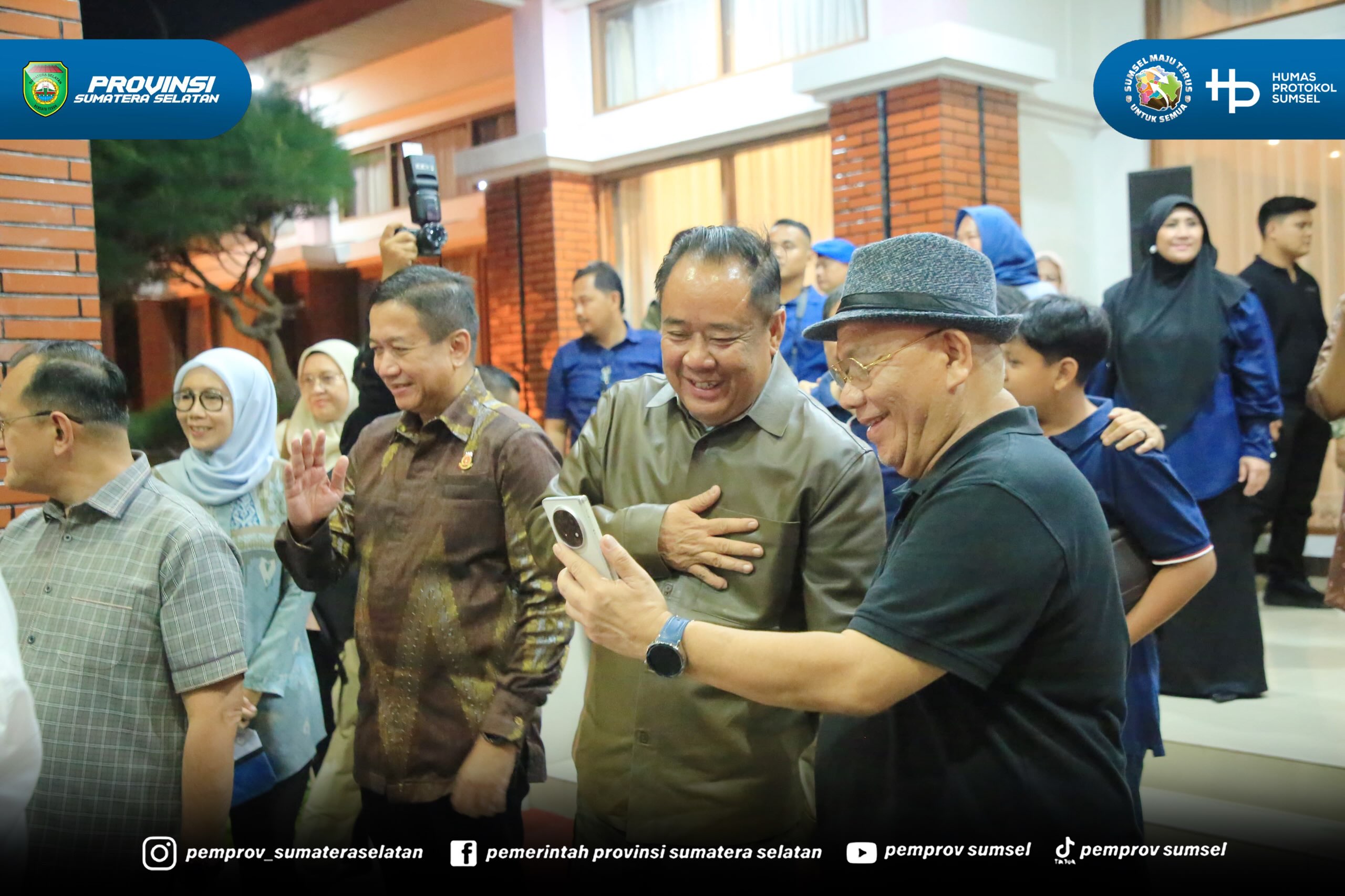 Palembang - Wakil Gubernur Sumsel H. Cik Ujang dan Sekretaris Daerah Sumsel H. Edward Candra melepas Kepala Staf Kepresidenan RI Bapak Jenderal TNI (Purn) Prof. Dr. Dudung Abdurachman, S.E., M.M., M.H., di VVIP Room Bandara Sultan Mahmud Badaruddi...