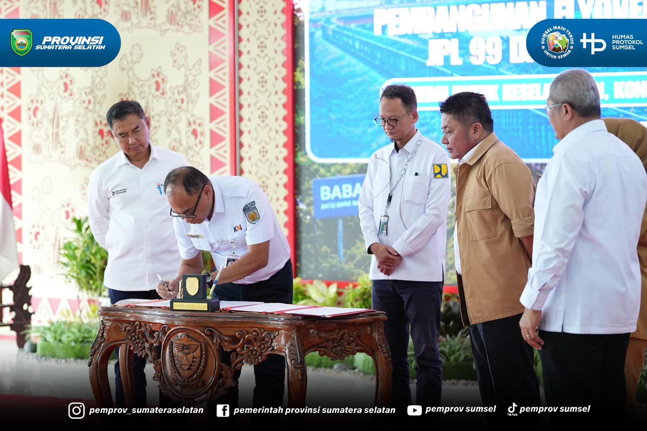Muara Enim - Pembangunan flyover pada perlintasan sebidang JPL 99 dan JPL 111 di Kecamatan Ujan Mas, Kabupaten Muara Enim, menjadi bukti nyata komitmen Pemerintah Provinsi Sumatera Selatan di bawah kepemimpinan Gubernur Herman Deru dalam menuntask...