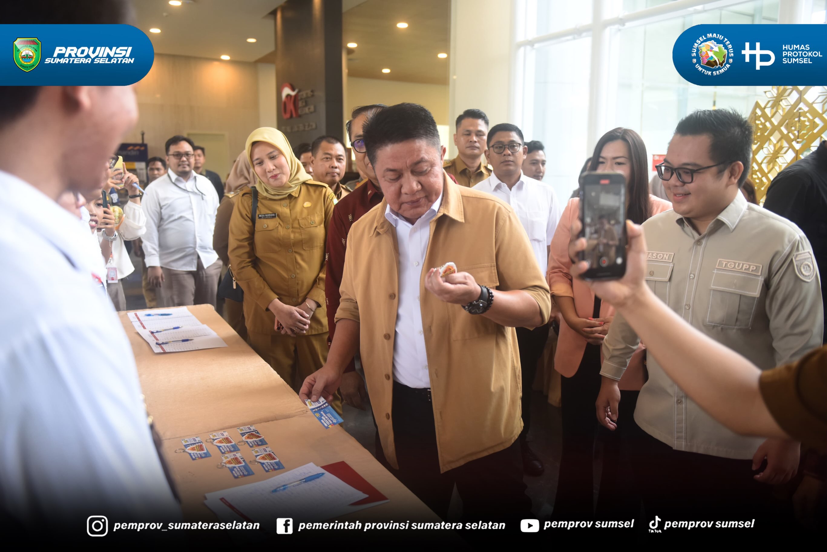 Palembang - Gubernur Sumatera Selatan (Sumsel) H. Herman Deru secara resmi membuka Sultan Muda Fair 2026 yang mengusung tema "Cakap Digital, Cerdas Finansial, dan Siap Berkarya untuk Sumsel Maju" di Kantor Otoritas Jasa Keuangan (OJK) Regional 7 S...