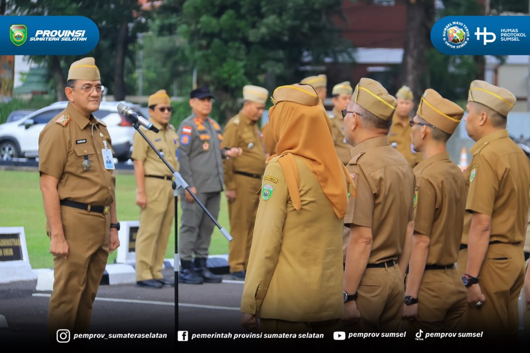 Palembang - Sekretaris Daerah Provinsi Sumatera Selatan (Sumsel) H. Edward Candra memimpin apel pagi di lingkungan Sekretariat Daerah Provinsi Sumsel yang berlangsung di Halaman Kantor Gubernur Sumsel, Senin (06/07/2026).