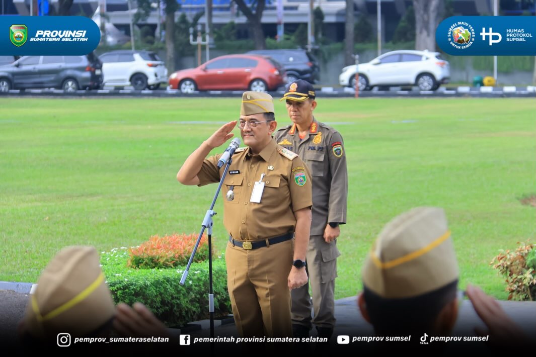 Palembang - Sekretaris Daerah Provinsi Sumatera Selatan (Sumsel) H. Edward Candra memimpin apel pagi di lingkungan Sekretariat Daerah Provinsi Sumsel yang berlangsung di Halaman Kantor Gubernur Sumsel, Senin (06/07/2026).