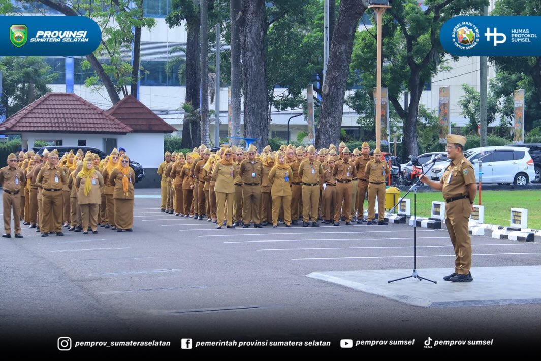 Palembang - Sekretaris Daerah Provinsi Sumatera Selatan (Sumsel) H. Edward Candra memimpin apel pagi di lingkungan Sekretariat Daerah Provinsi Sumsel yang berlangsung di Halaman Kantor Gubernur Sumsel, Senin (06/07/2026).