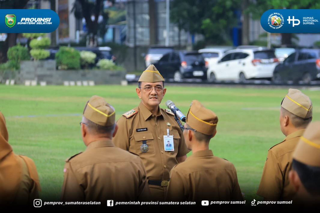 Palembang - Sekretaris Daerah Provinsi Sumatera Selatan (Sumsel) H. Edward Candra memimpin apel pagi di lingkungan Sekretariat Daerah Provinsi Sumsel yang berlangsung di Halaman Kantor Gubernur Sumsel, Senin (06/07/2026).