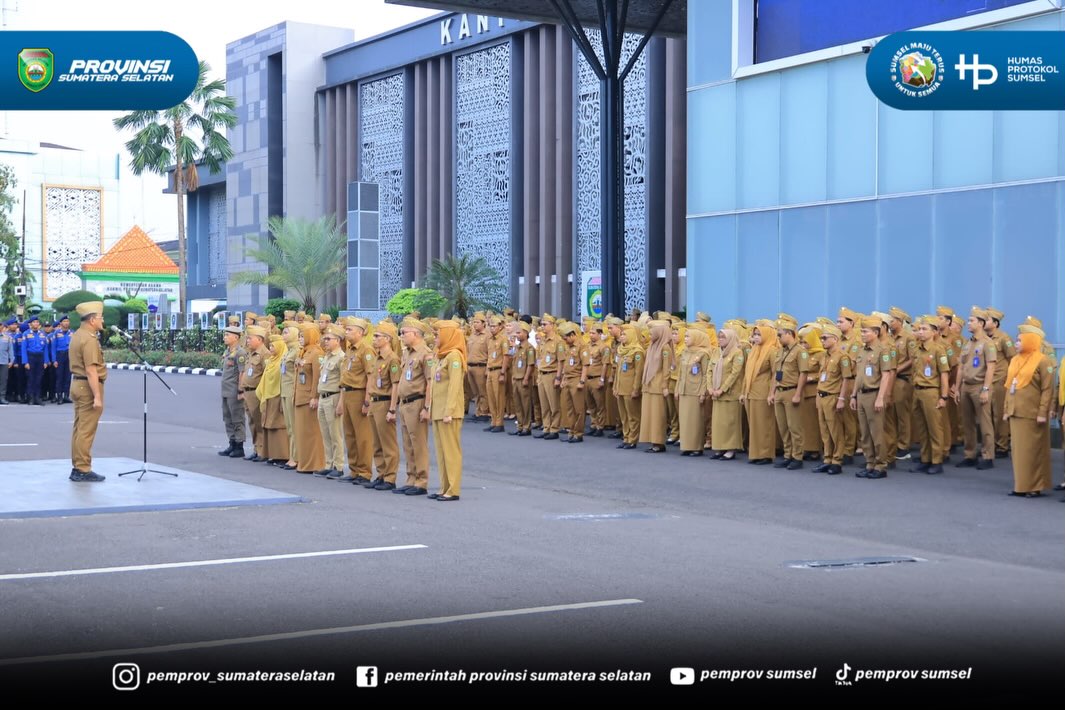 Palembang - Sekretaris Daerah Provinsi Sumatera Selatan (Sumsel) H. Edward Candra memimpin apel pagi di lingkungan Sekretariat Daerah Provinsi Sumsel yang berlangsung di Halaman Kantor Gubernur Sumsel, Senin (06/07/2026).
