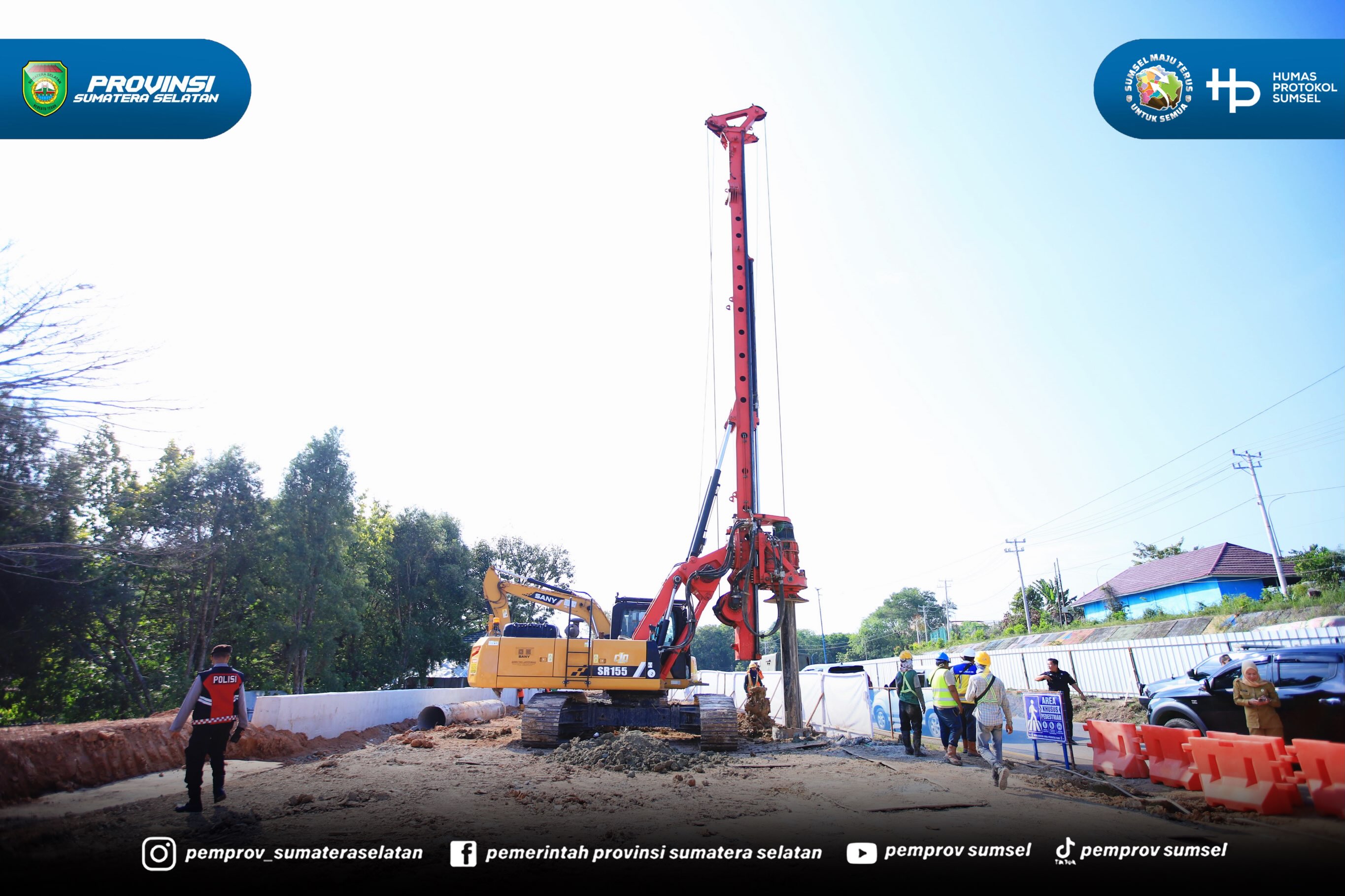 Usai melakukan penandatanganan kerjasama, Gubernur Sumsel Dr. H. Herman Deru beserta rombongan langsung melakukan peninjauan pembangunan flyover di Perlintasan Sebidang JPL 99 dan JPL 111, di kawasan Ujan Mas Kabupaten Muara Enim.