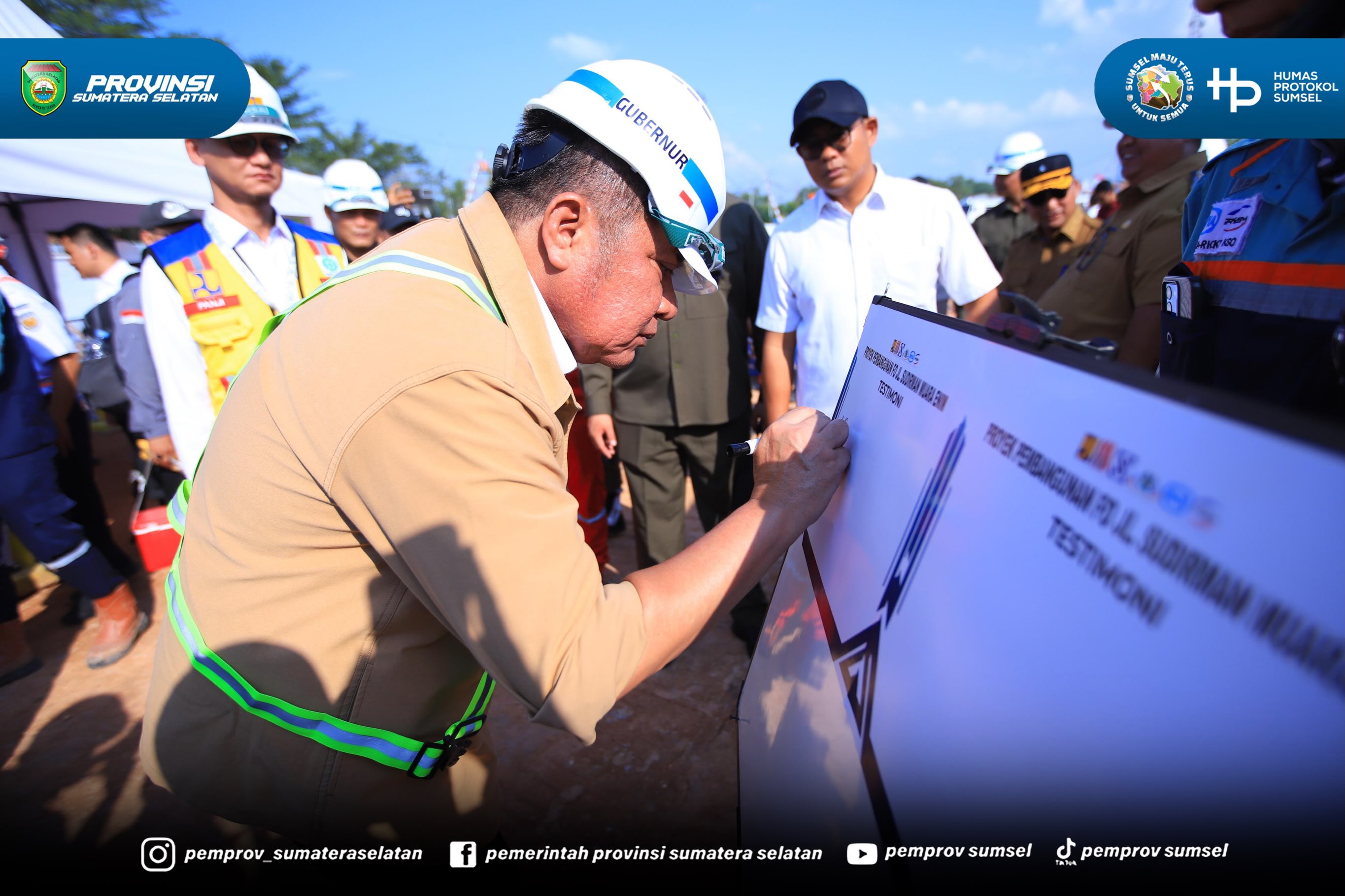 Usai melakukan penandatanganan kerjasama, Gubernur Sumsel Dr. H. Herman Deru beserta rombongan langsung melakukan peninjauan pembangunan flyover di Perlintasan Sebidang JPL 99 dan JPL 111, di kawasan Ujan Mas Kabupaten Muara Enim.