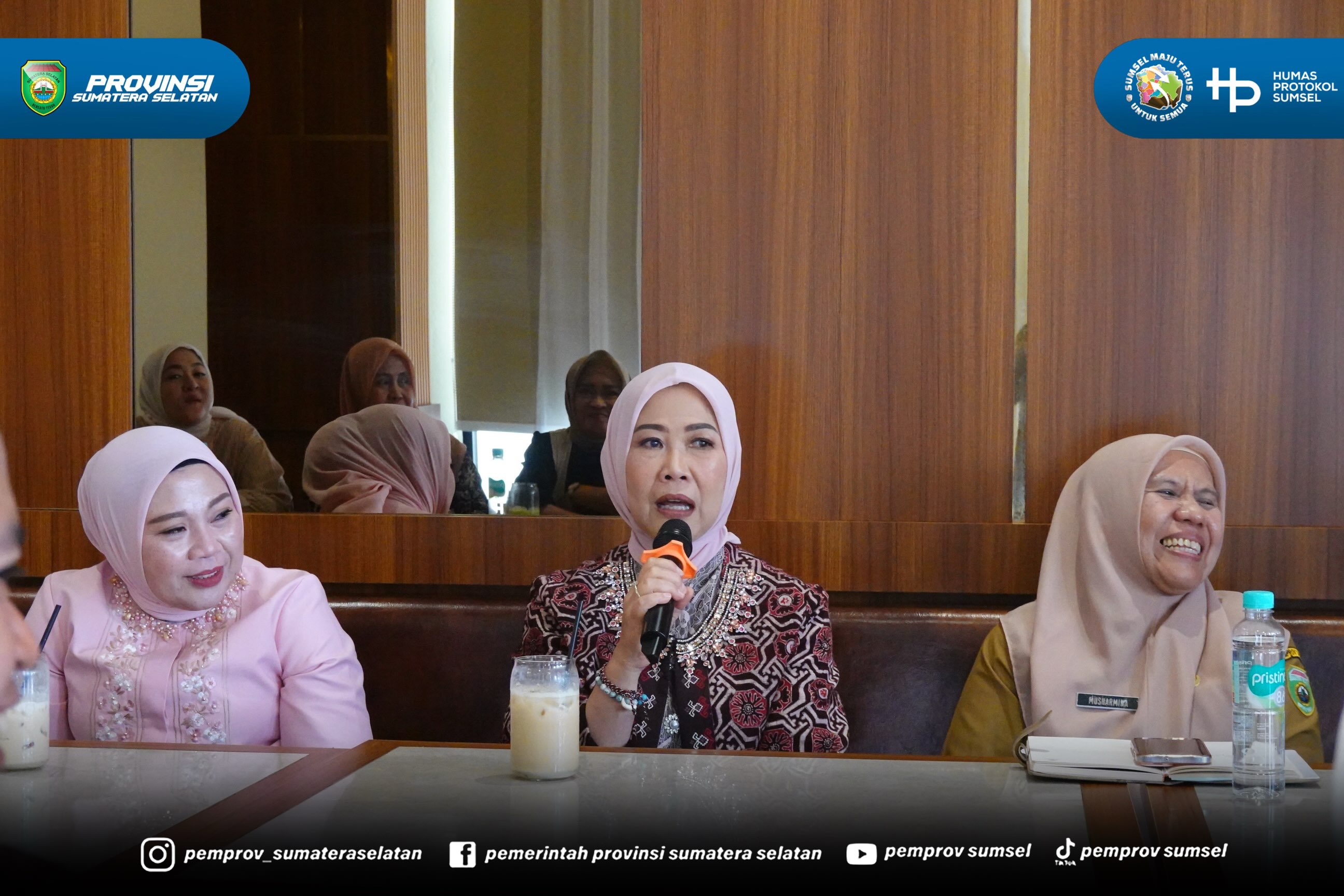 Palembang - Ketua TP PKK Sumsel Feby Herman Deru, didampingi Staf Ahli TP PKK Sumsel, Lidyawati Cik Ujang, memimpin rapat internal bersama seluruh pengurus TP PKK Sumsel pada Selasa, (07/07/26).