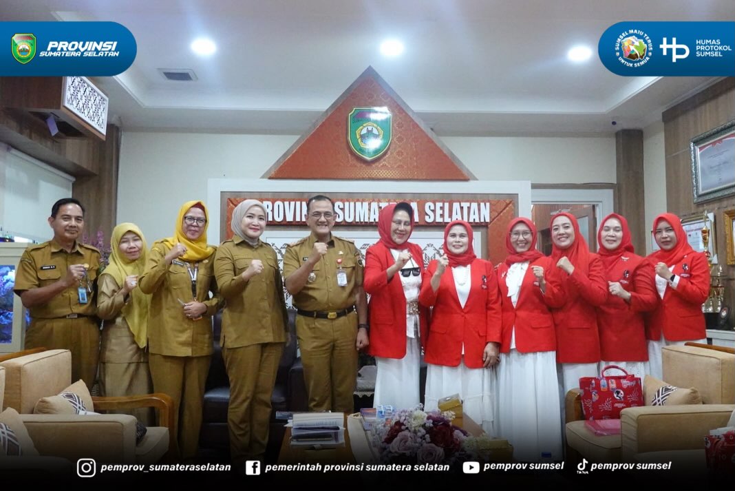 Palembang - Sekretaris Daerah Sumsel H. Edward Candra menerima Dewan Pimpinan Daerah Perempuan Indonesia Maju (PIM) Sumatera Selatan dalam rangka silaturahmi dan permohonan dukungan untuk rekor Muri Dunia, dalam rangka Hari Kebaya Nasional Parade...
