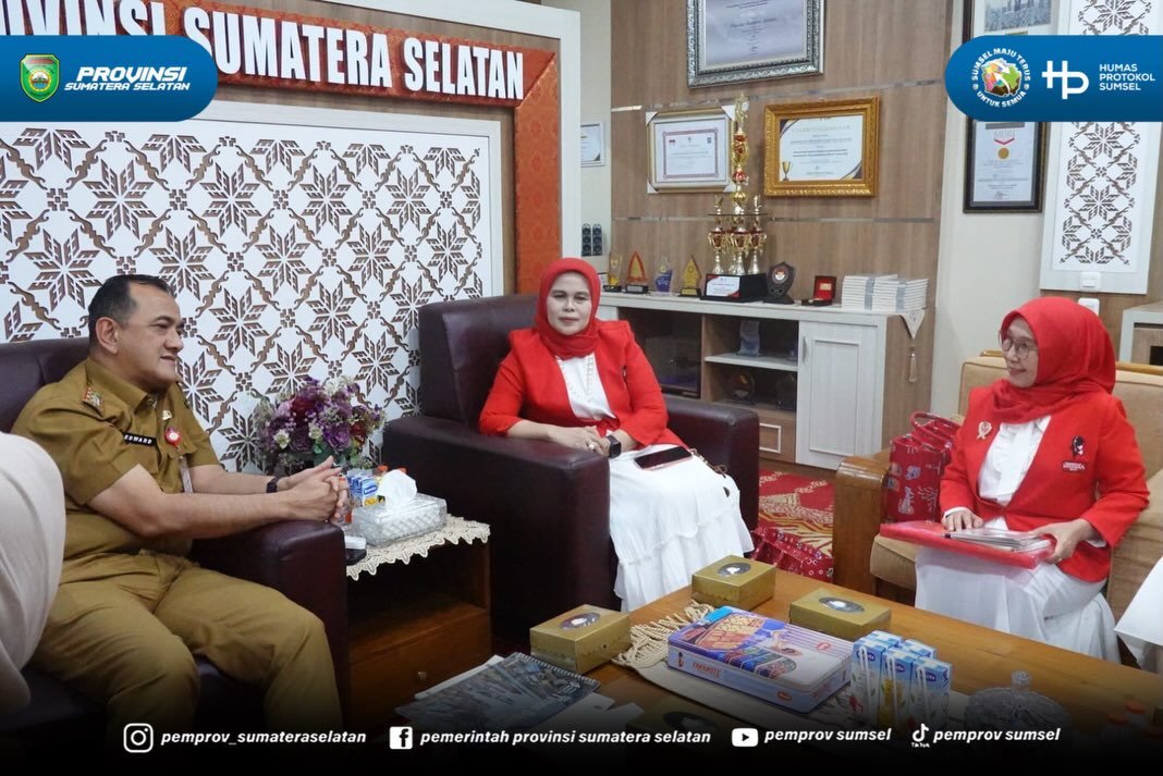 Palembang - Sekretaris Daerah Sumsel H. Edward Candra menerima Dewan Pimpinan Daerah Perempuan Indonesia Maju (PIM) Sumatera Selatan dalam rangka silaturahmi dan permohonan dukungan untuk rekor Muri Dunia, dalam rangka Hari Kebaya Nasional Parade...