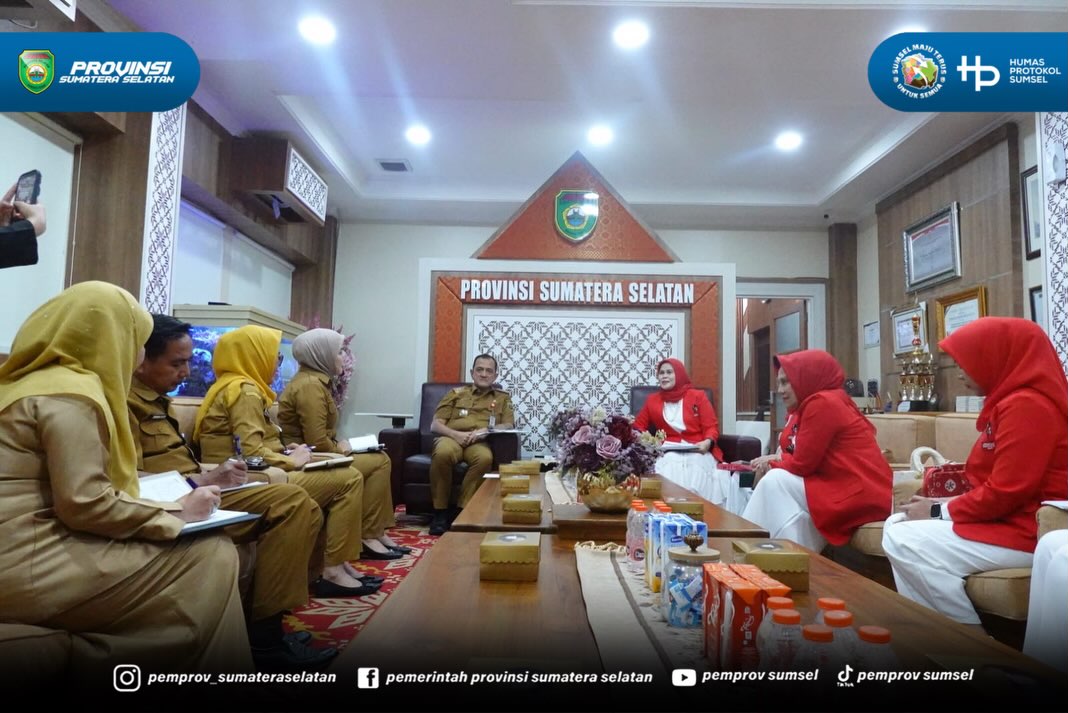 Palembang - Sekretaris Daerah Sumsel H. Edward Candra menerima Dewan Pimpinan Daerah Perempuan Indonesia Maju (PIM) Sumatera Selatan dalam rangka silaturahmi dan permohonan dukungan untuk rekor Muri Dunia, dalam rangka Hari Kebaya Nasional Parade...