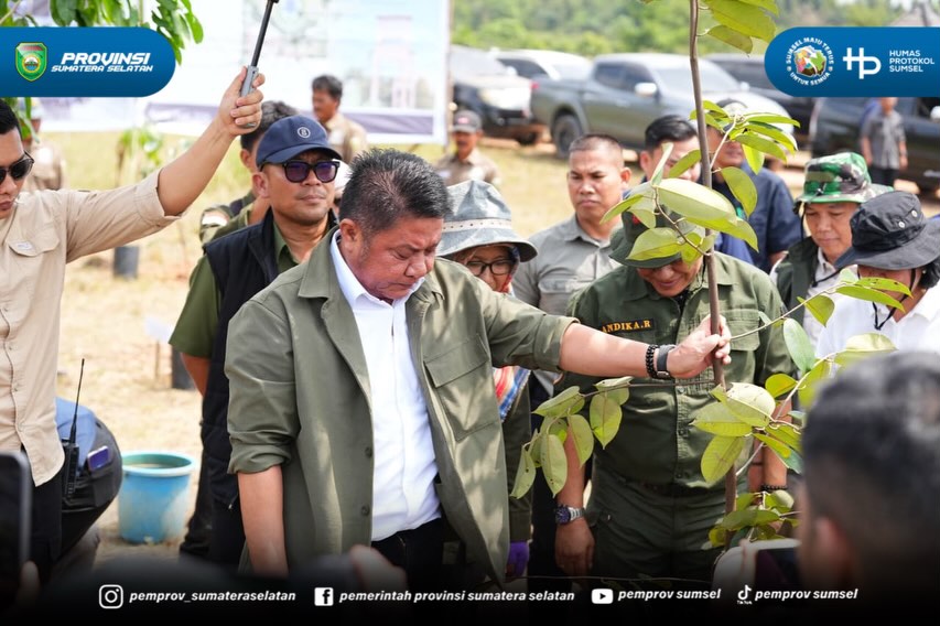 Gubernur Sumsel Herman Deru melaksanakan kunjungan kerja ke Kebun Raya Sriwijaya, yang berlokasi di Ogan Ilir, Kamis (09/07/26).