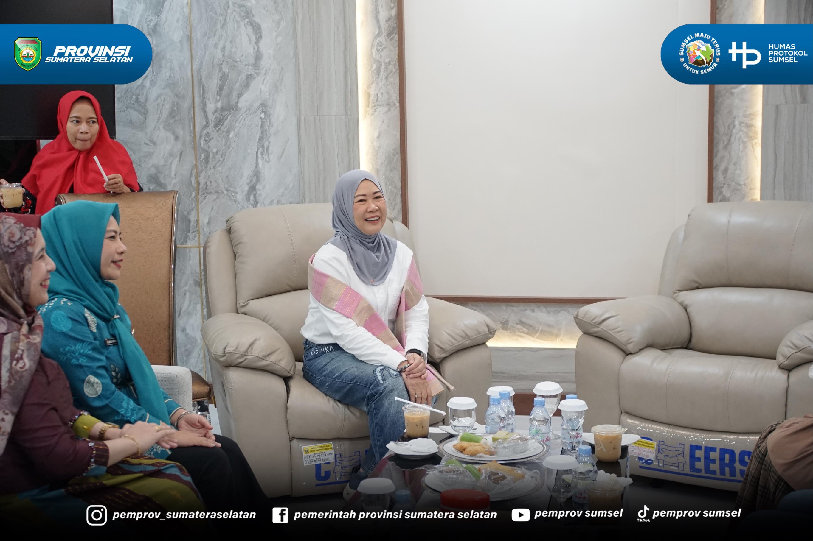 Makassar - Kedatangan Ketua Tim Penggerak PKK Provinsi Sumsel Hj. Feby Herman Deru di Makassar Provinsi Sulawesi Selatan disambut langsung oleh Bupati Sinjai, Kamis (9/7/2026).