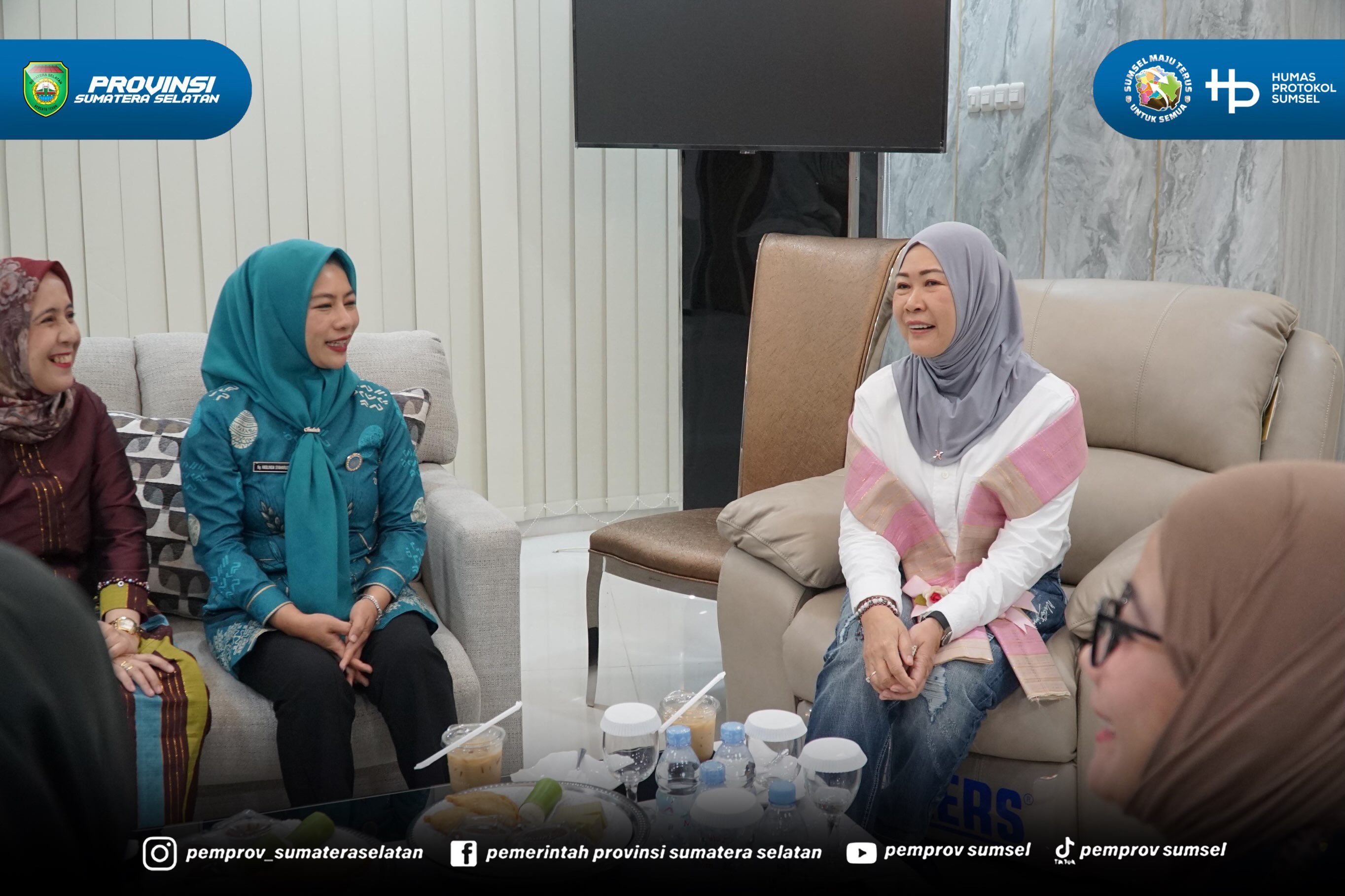 Makassar - Kedatangan Ketua Tim Penggerak PKK Provinsi Sumsel Hj. Feby Herman Deru di Makassar Provinsi Sulawesi Selatan disambut langsung oleh Bupati Sinjai, Kamis (9/7/2026).