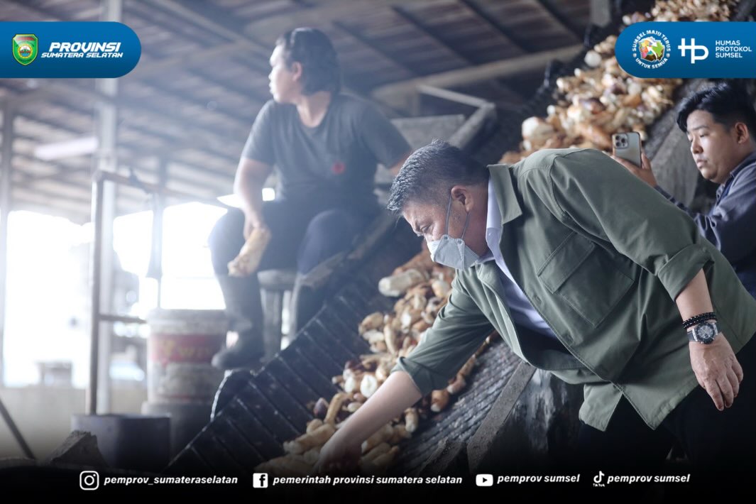 Ogan Ilir - Rangkaian kunjungan Gubernur Sumsel Herman Deru ditutup di pabrik tapioka yang berada di kawasan Indralaya Utara, Ogan Ilir, Kamis (09/07/26).